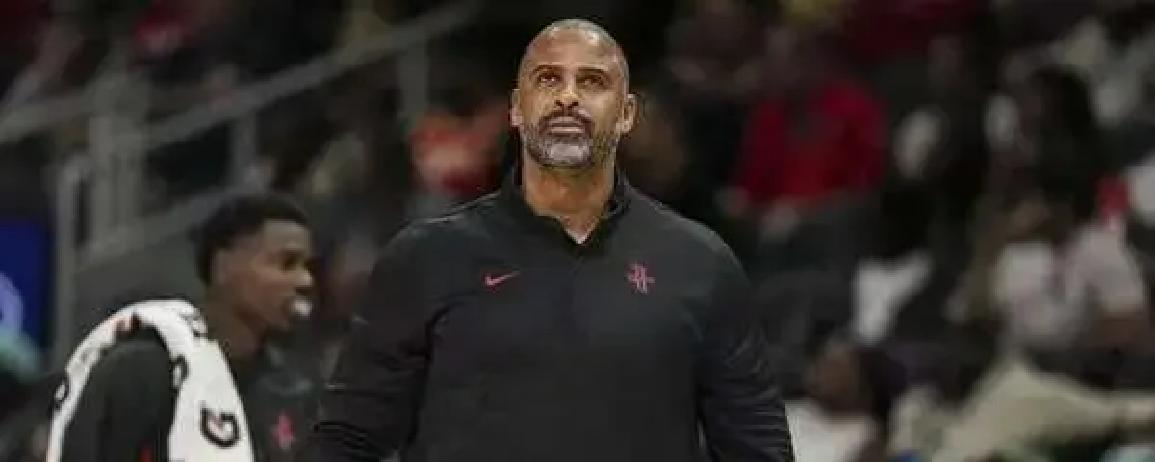 他拒绝了年薪更高的合同，主动选了钱更少的。火箭给他6年6600万，年薪11