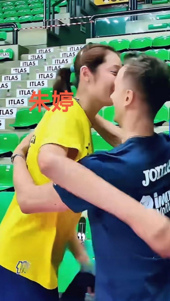 桑塔雷利大概是与各国女排队长以及MVP的获得者拥抱过的最多的主教练了吧？科内利