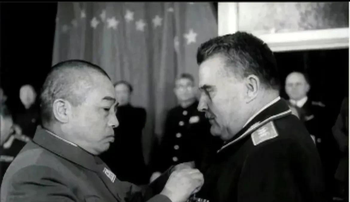 1955年2月，彭德怀以中华人民共和国慰问驻旅顺口地区苏军代表团团长的身份，向苏