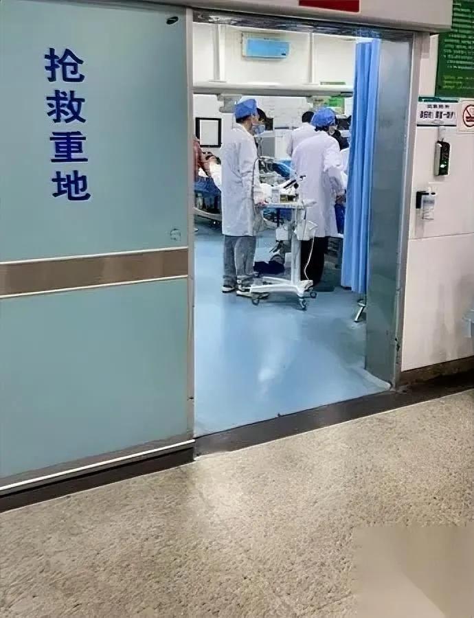 我妈闺蜜走了，才54岁。昨天还跟我妈吐槽“大排档的烤腰子不够香”，半夜就