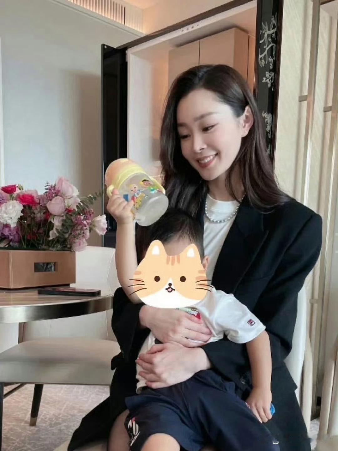 宋轶与家人聚餐合照，大多明星没了妆，没了美颜也就是普通人。​​​