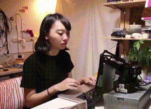 小姐姐也算是体验了一把被钱扇脸的感觉！