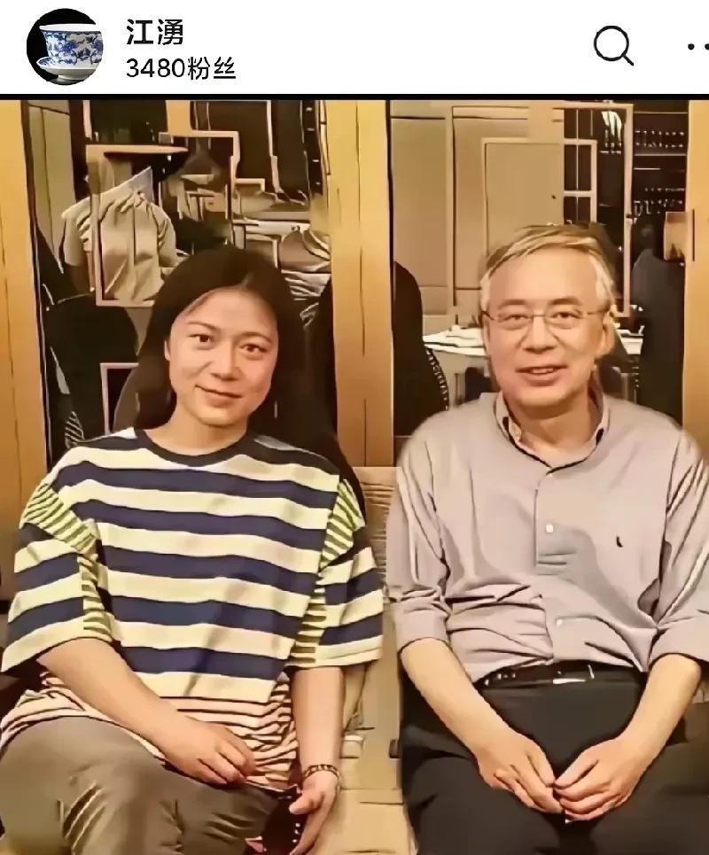 74岁继子配49岁后妈？74岁的杨振宁长子杨湧，和49岁的翁帆同框，两人差25
