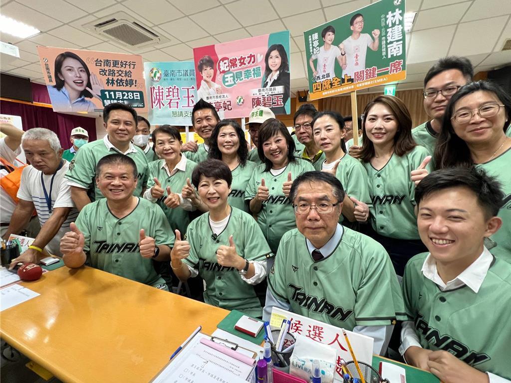 黄伟哲陪同陈亭妃完成台南市长选举登记，38岁素人也参选台湾九合一选举登记进入第