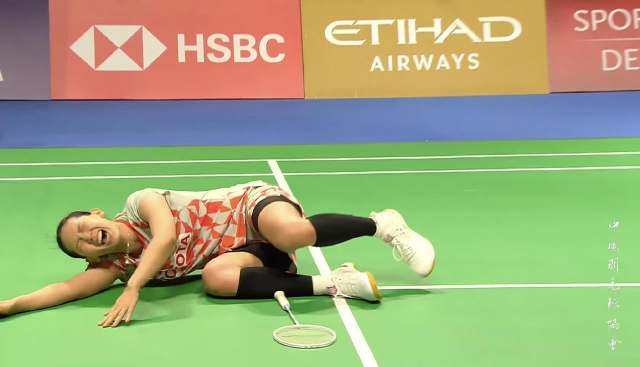 最后一球太幽默了…[捂脸哭]宫崎友花🇯🇵努力半天，赛点了却发球失误[吃瓜群众