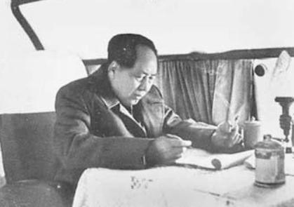 新中国成立后，中央有一条不成文的规定，禁止毛主席乘坐飞机，毛主席几次找空军司令员