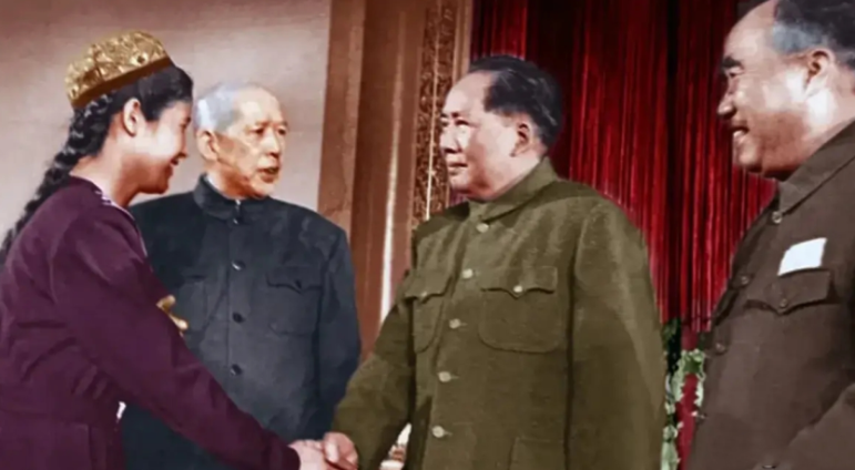 毛主席与少数民族同胞握手的一幕，一旁的朱老总笑容灿烂！一张珍贵的老照片映入眼