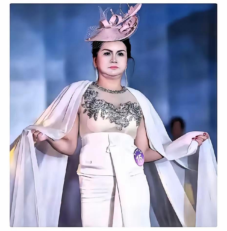 不仅大家没有想到。15号选手在今年的女模评选中，被错误颁发了冠军证书，真正