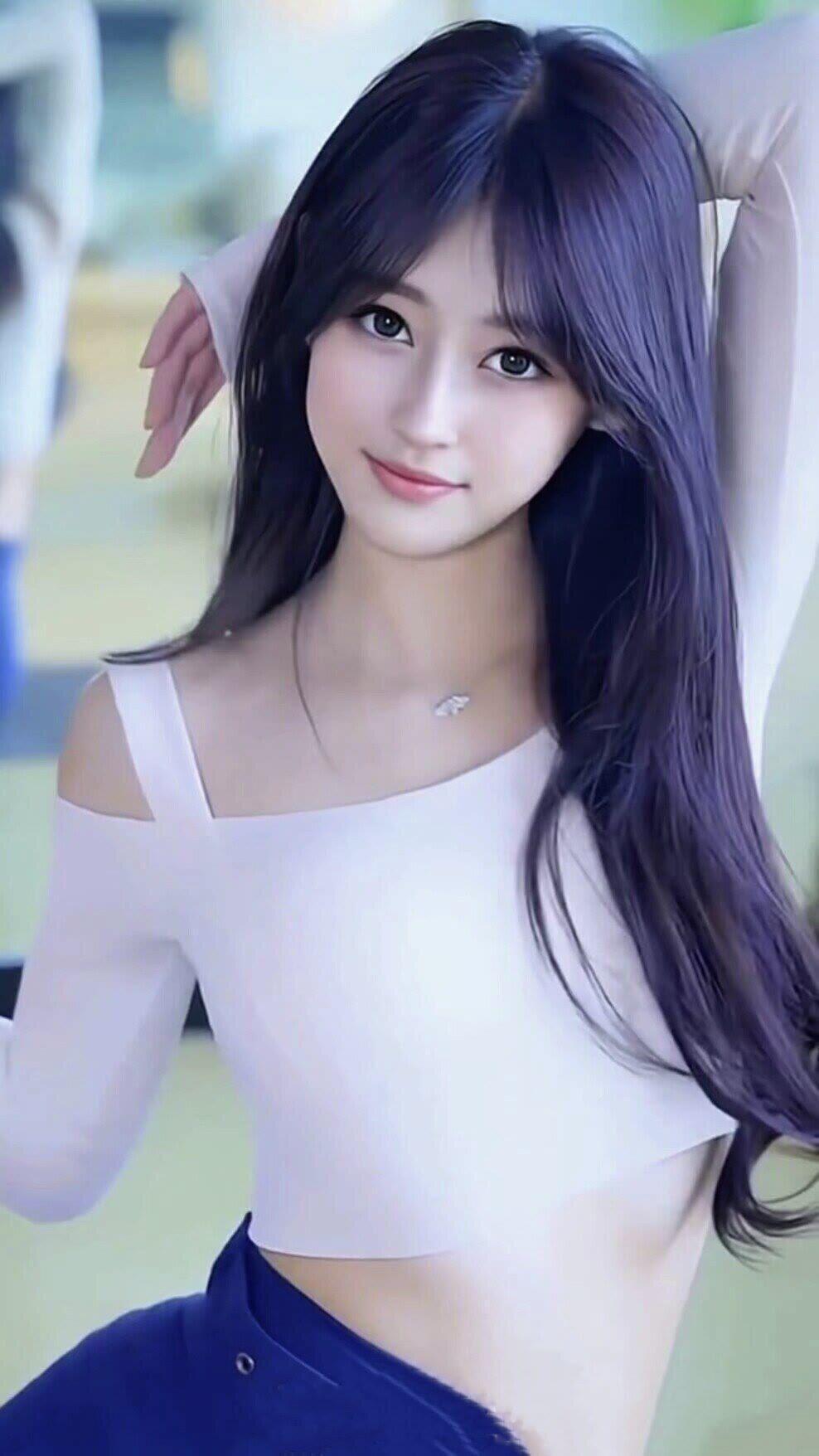 笑话：某女正在给孩子哺乳，公公欲外出游玩，蹑手蹑脚出门，免得影响孩子。孩子听到