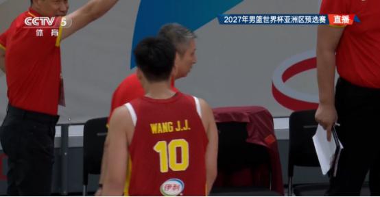 王俊杰这次又被批评了，郭士强指导当场严厉训斥他的画面，也正好被现场摄像机完整记录