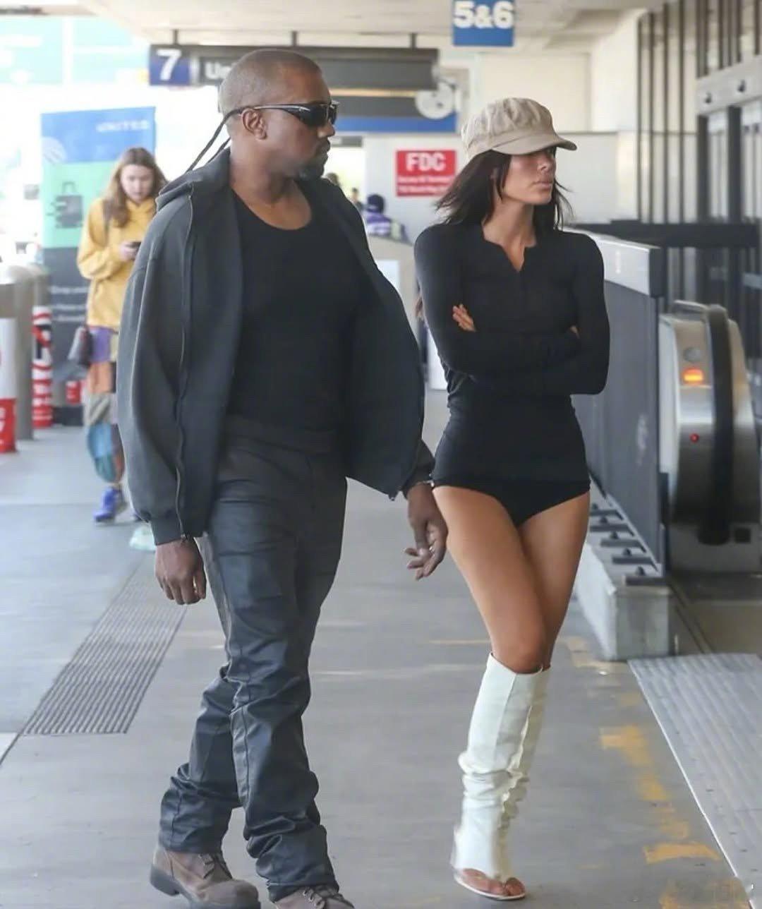 侃爷KanyeWest和妻子Bianca在机场，准备飞往上海开演唱会​​​