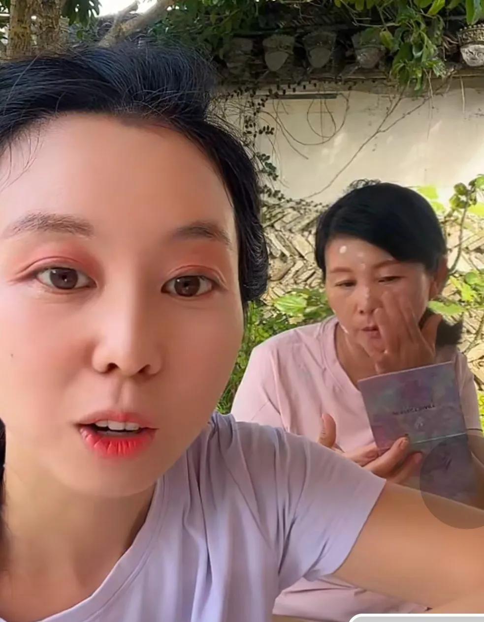 奇奇今天早上说自己，像爸爸一样爱睡觉！田静与田母穿上T恤卖货，田静说：我妈