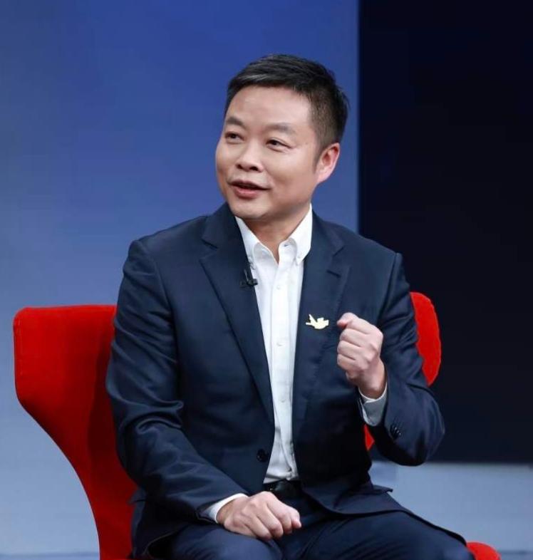 何小鹏的这个癖好属实是有点奇怪，同样都是车企的CEO，余承东喜欢高调说话，雷军喜