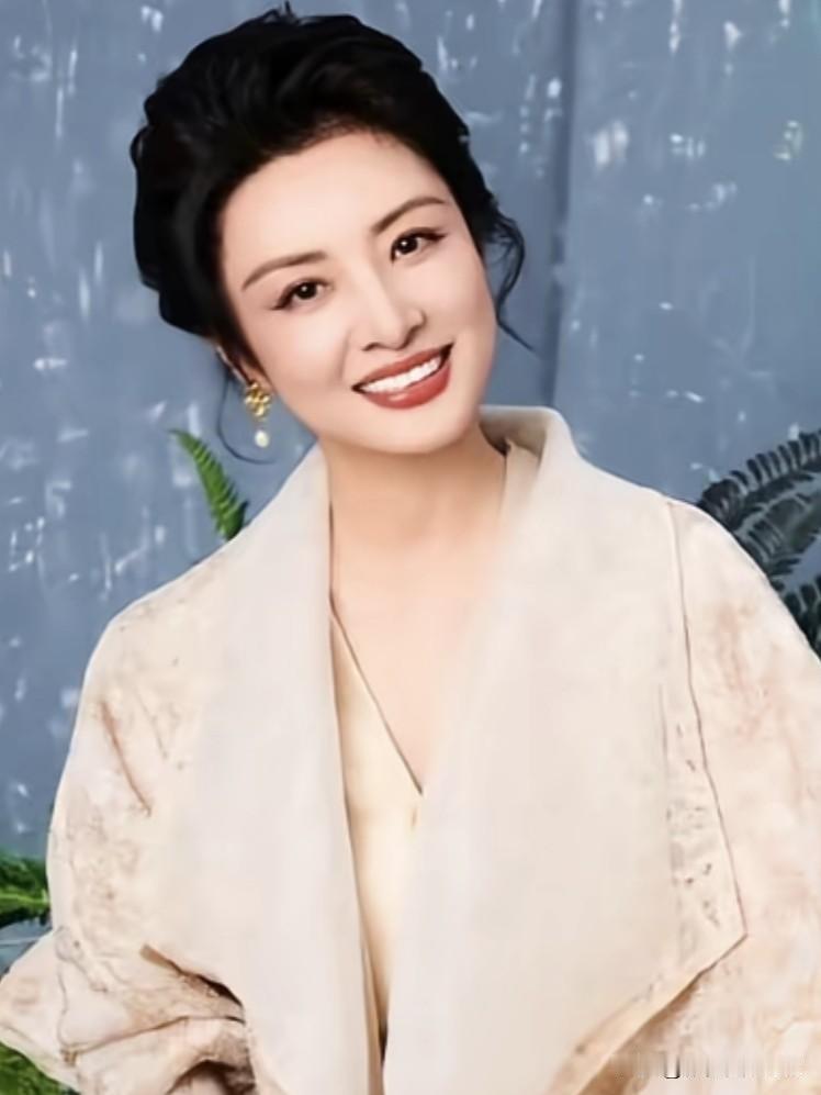 周涛，央视名嘴，温婉知性。一颦一笑间，是岁月沉淀的从容；一字一句里，藏着家国情怀