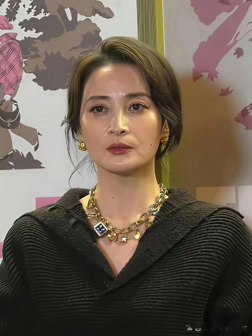 蒋勤勤素颜原片出镜，抛开美颜滤镜，尽显天然温婉气质。