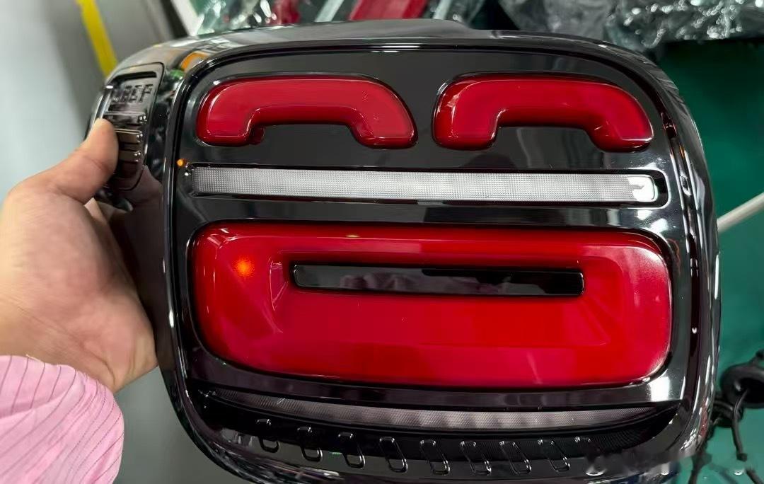 零跑A10尾灯实物来了波波先生是吧