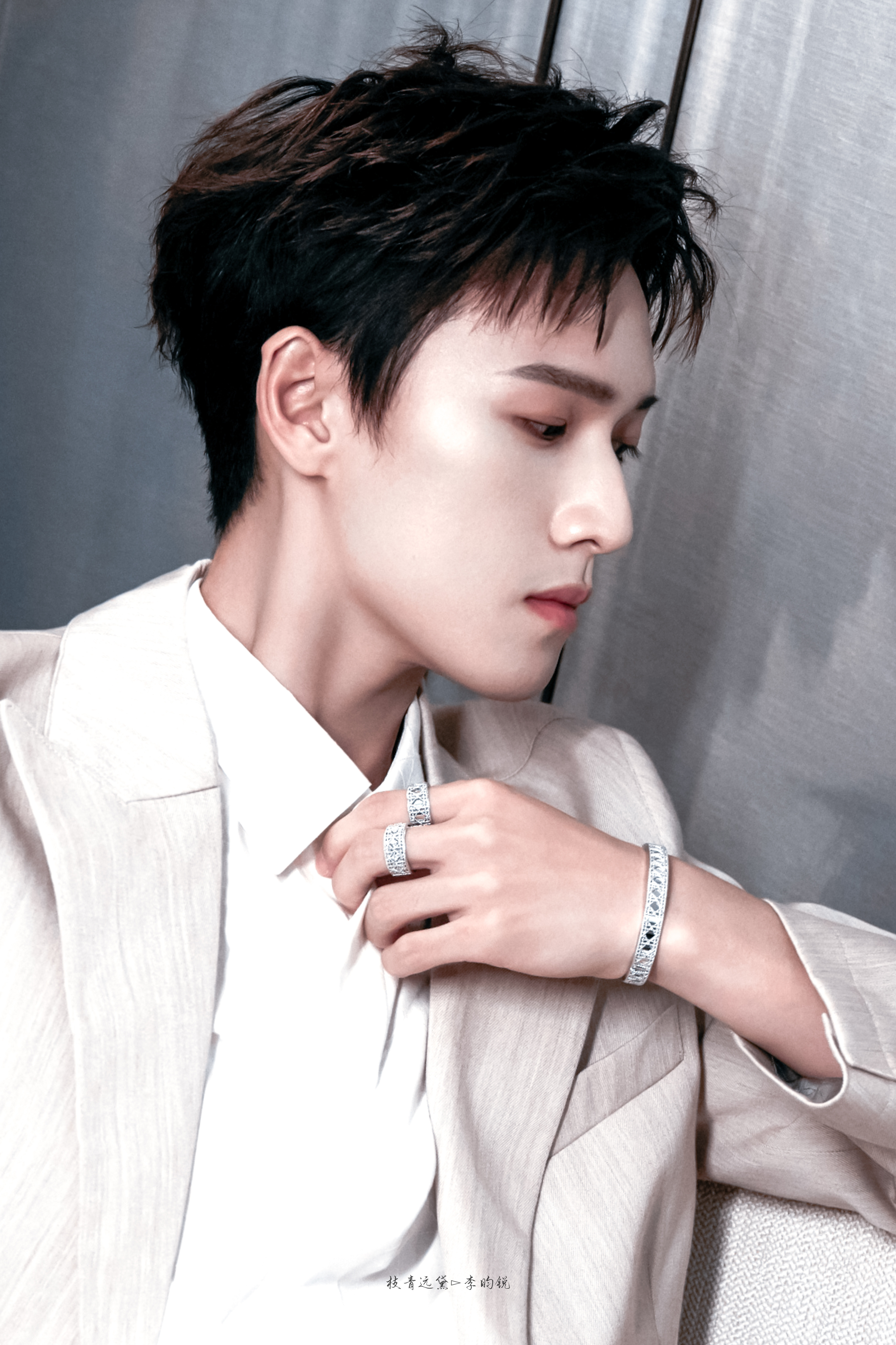 李昀锐/耳骨钉好欲🥺李昀锐西装配耳骨钉​​​