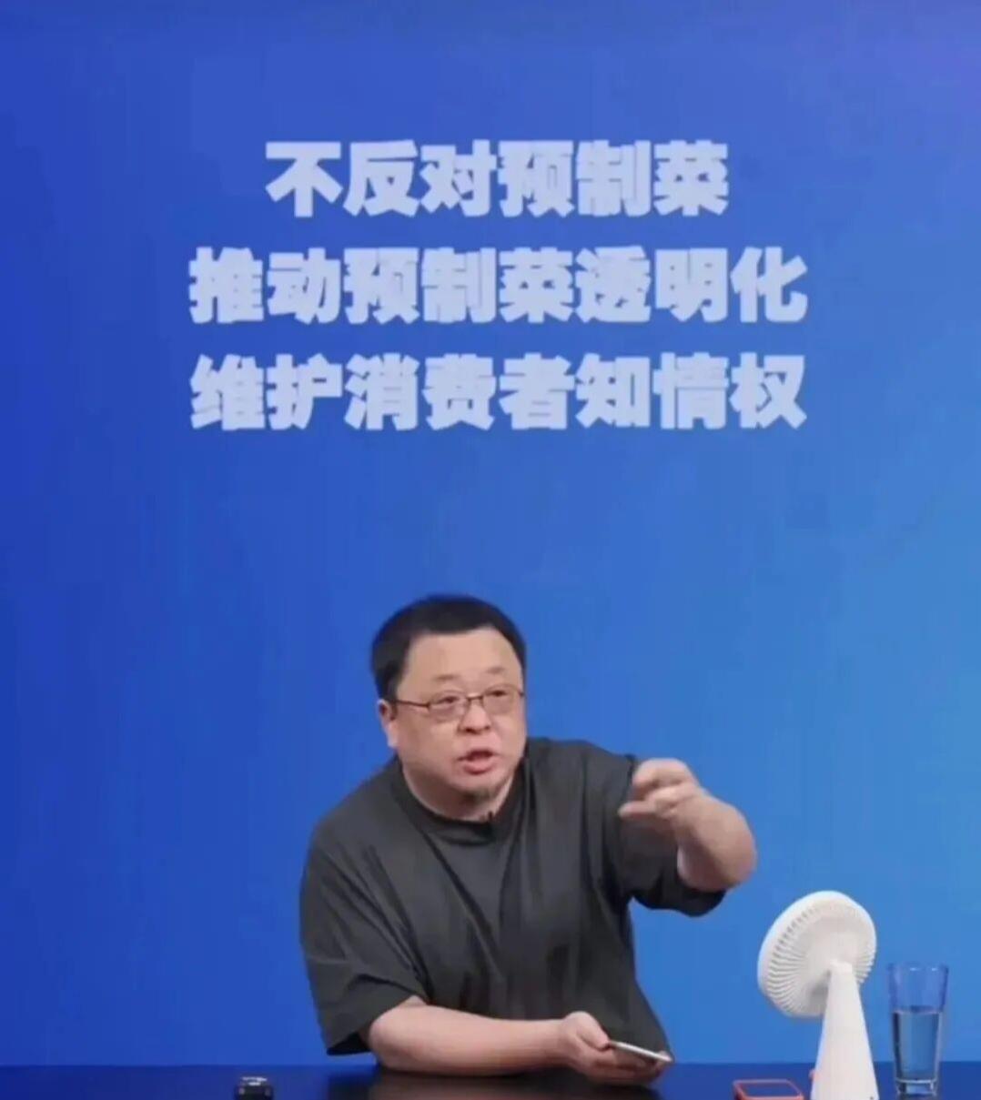 于东来是个谜团。当贾国龙拍着桌子坚持“西贝 100% 没有预制菜”，并背着3