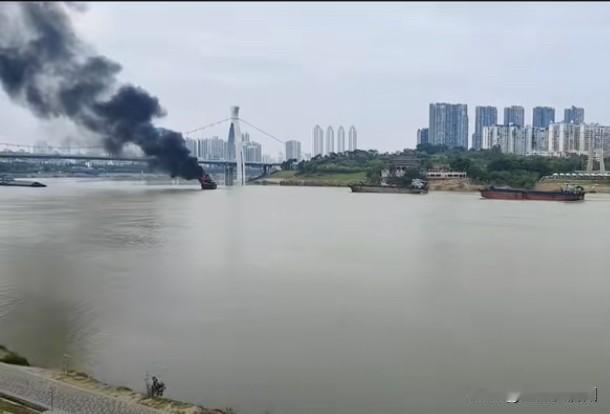 南宁一大船着火，根据当地通报，能看出3个有用信息……1、这艘船着火的原因，