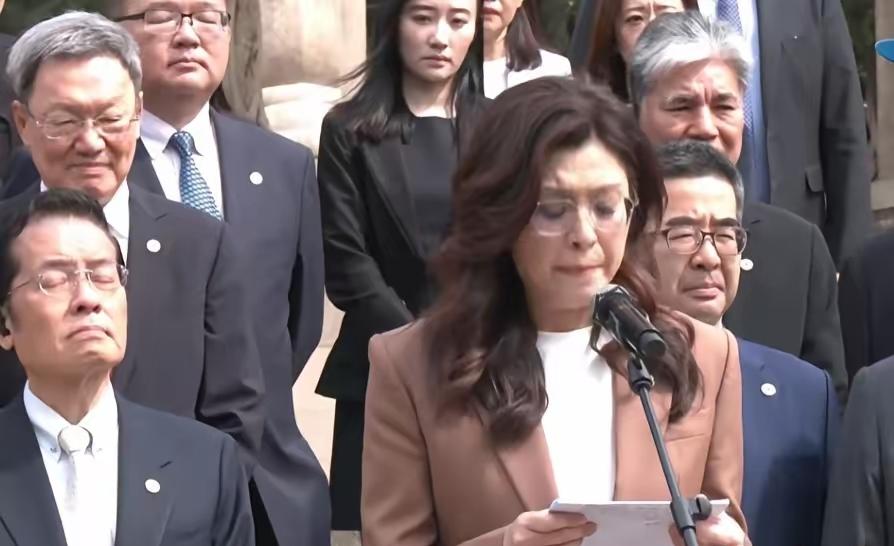 国民党主席郑丽文4月8日上午在谒中山陵之后，发表了讲话，期间几度哽咽。从现场图片