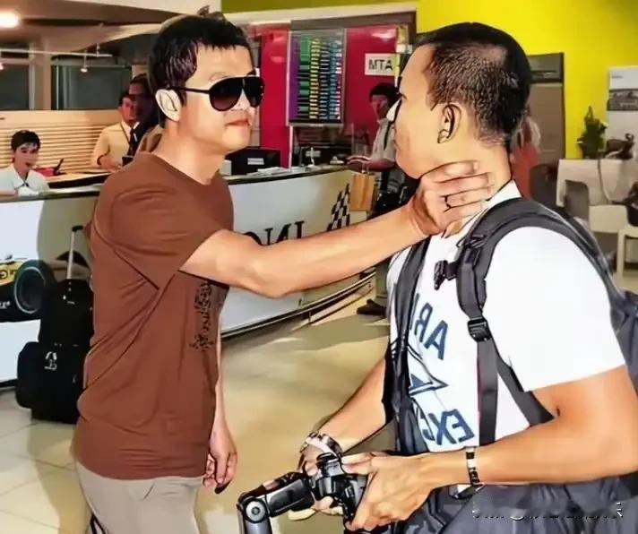 我们当年都错怪了李亚鹏，他锁喉记者不是耍大牌，而是记者刷新了他的底线。记者拍