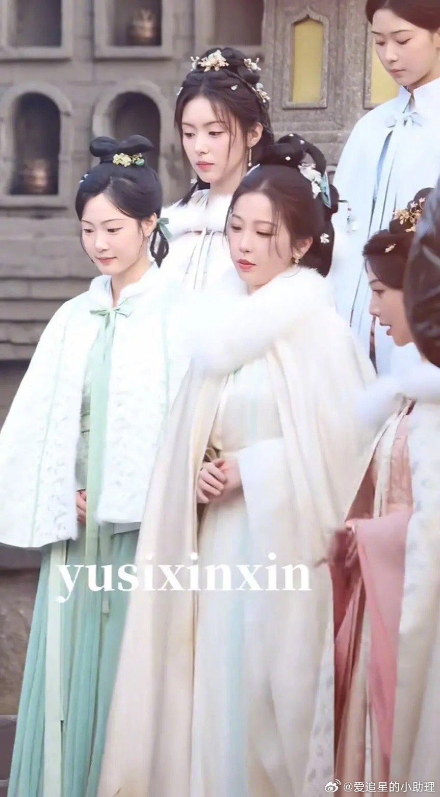 虞书欣和丫鬟同框，谁赢了？