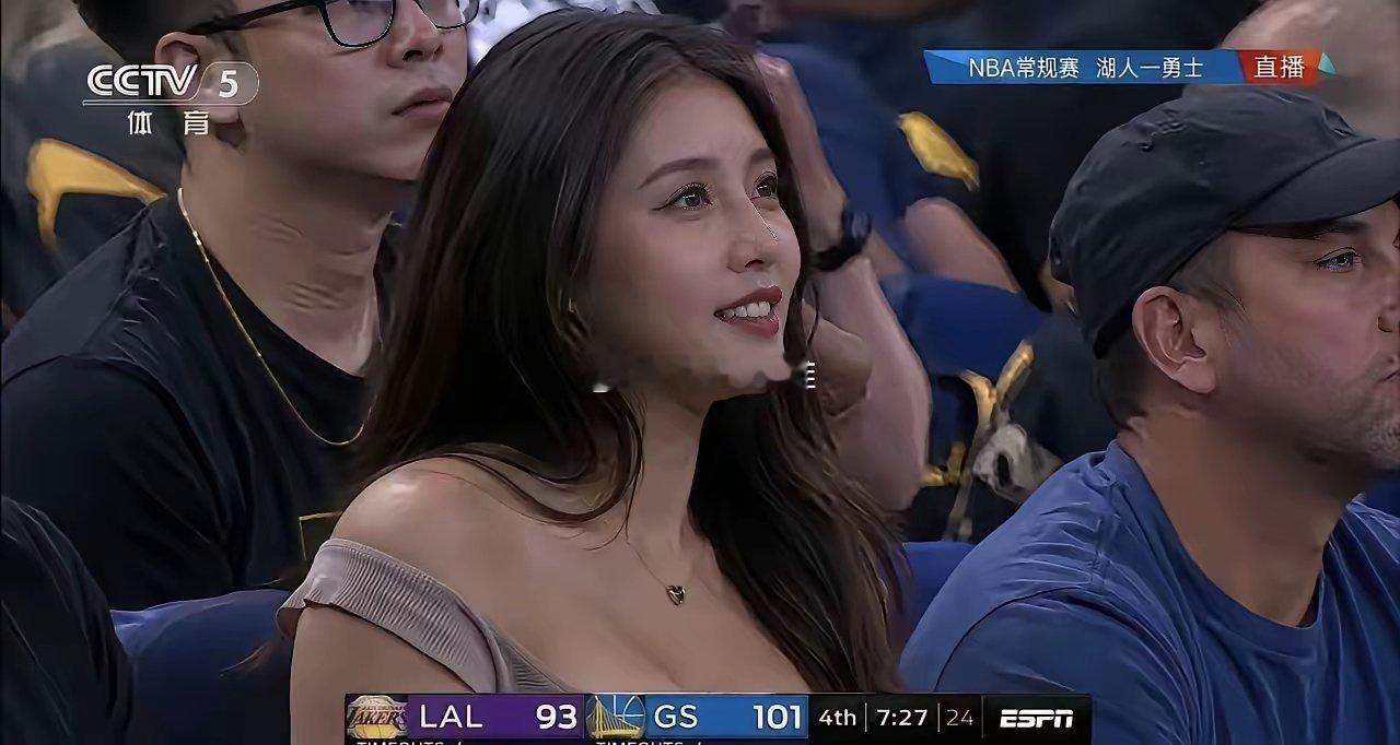 好长时间不看球赛了今天竟然无意当中发现一个美女不知道是女主持人还是女老板娘