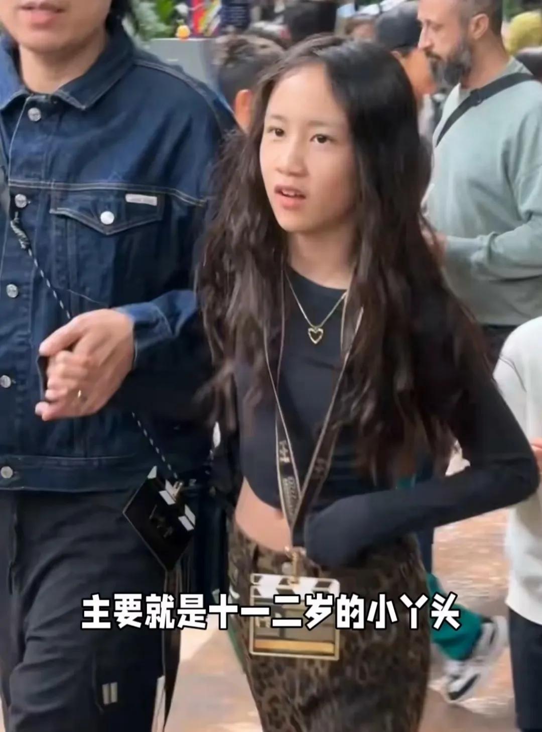 跟爸爸年轻的时候很像啊十一二岁的小姑娘打扮的很时髦大家都觉得她爱姐姐