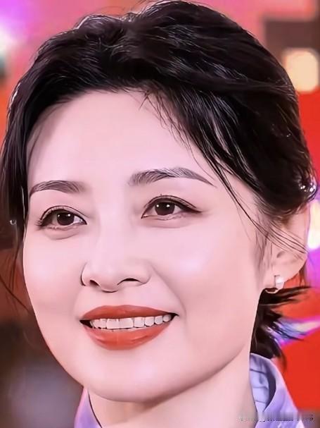 周涛容颜温婉端庄，仪态舒展大方。岁月沉淀出骨子里的优雅与贵气，她的美丽不仅在于外
