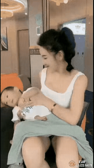 为啥小侄子都黏小姨？看完这画面我秒懂了！谁懂啊！小姨一抱，小侄子直接乖巧到