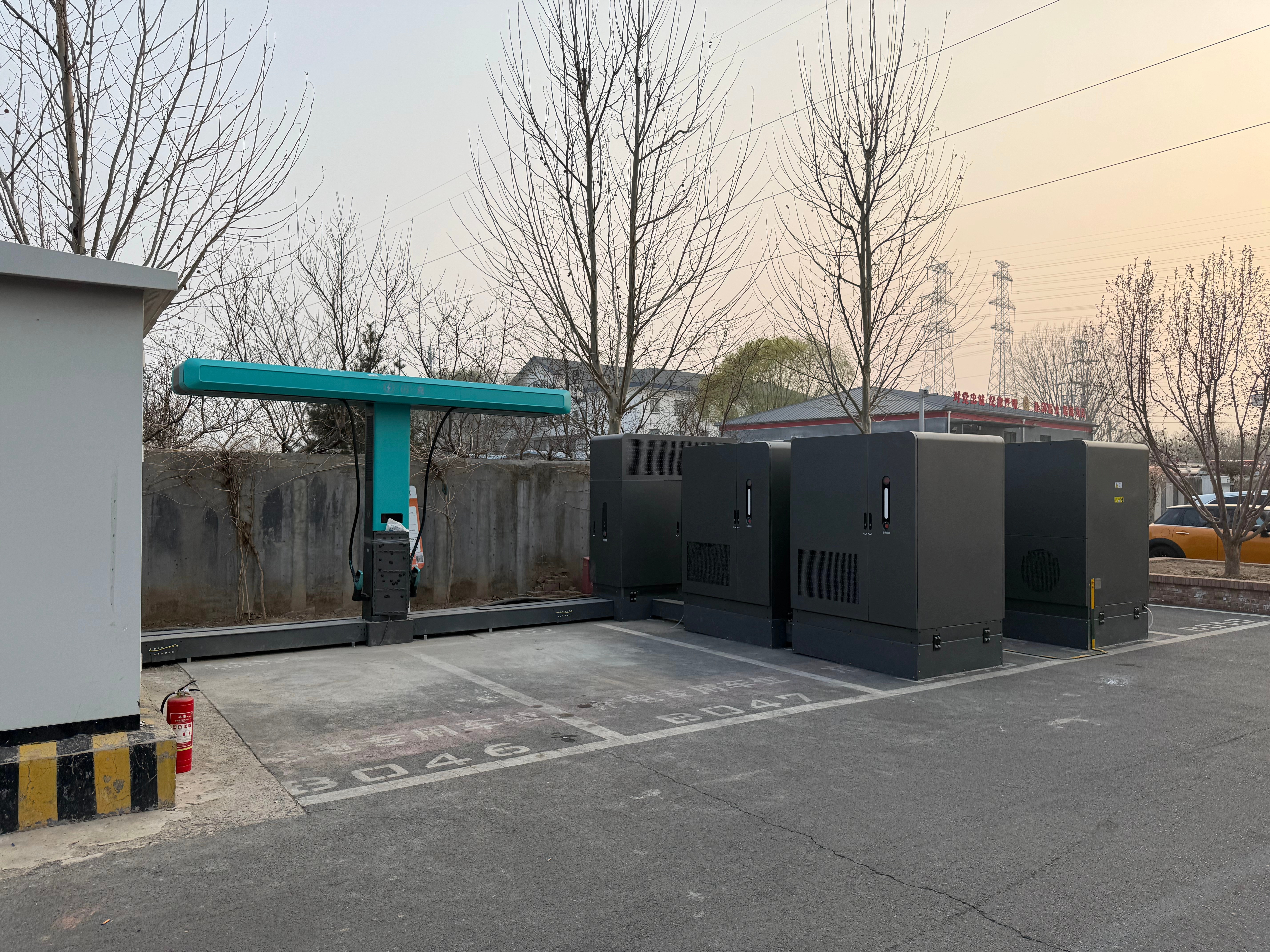 我司楼下的比亚迪闪充桩建好了我挺佩服迪子的第一次听说1000kW充电我下意识就想