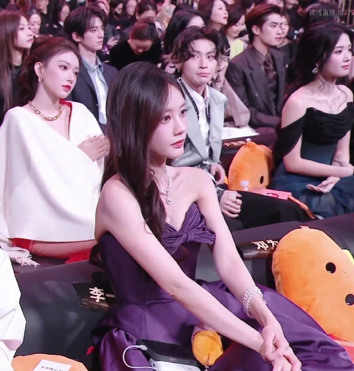 李一桐内场回眸神图李一桐内场回眸神图真的是把我惊艳到了呀，看到微博之夜的内场