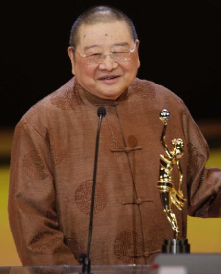 2019年，84岁的倪匡确诊皮肤癌。医生建议手术放化疗，他却摆摆手：“切了就能好
