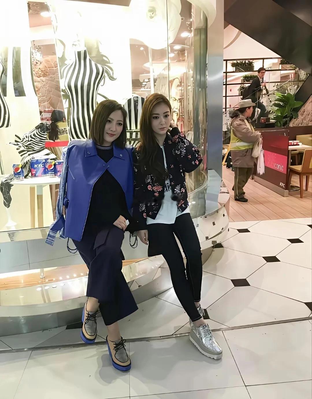 十年前的方媛，与友人一起逛街，这双鞋子好像十年前很流行​​​