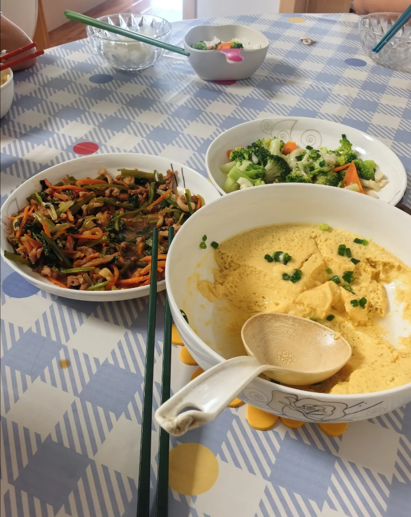 失业在家都在干嘛呢？三十五岁失业在家，每天不是洗衣做饭，就是买菜洗碗，入不敷出，