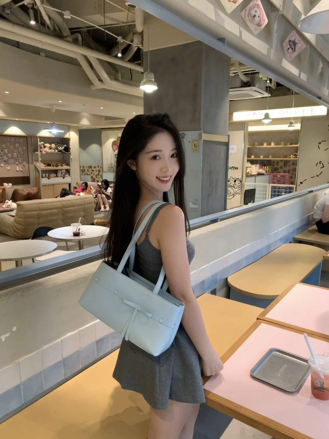 又来咖啡店拍照啦🩵