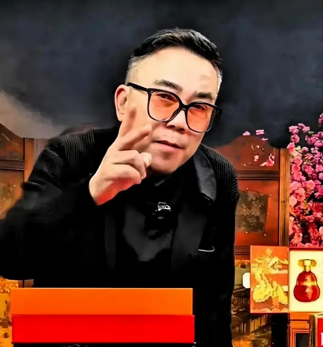 杨议在直播间卖货卖到一半突然开炮，说有人红了就忘了本，师父坟头草老高还天天收徒。