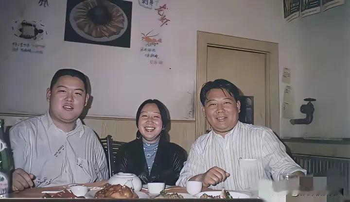 德云老照片。由左至右：王玥波、王惠、郭德纲。长发偏分的郭德纲，网络上照片不多