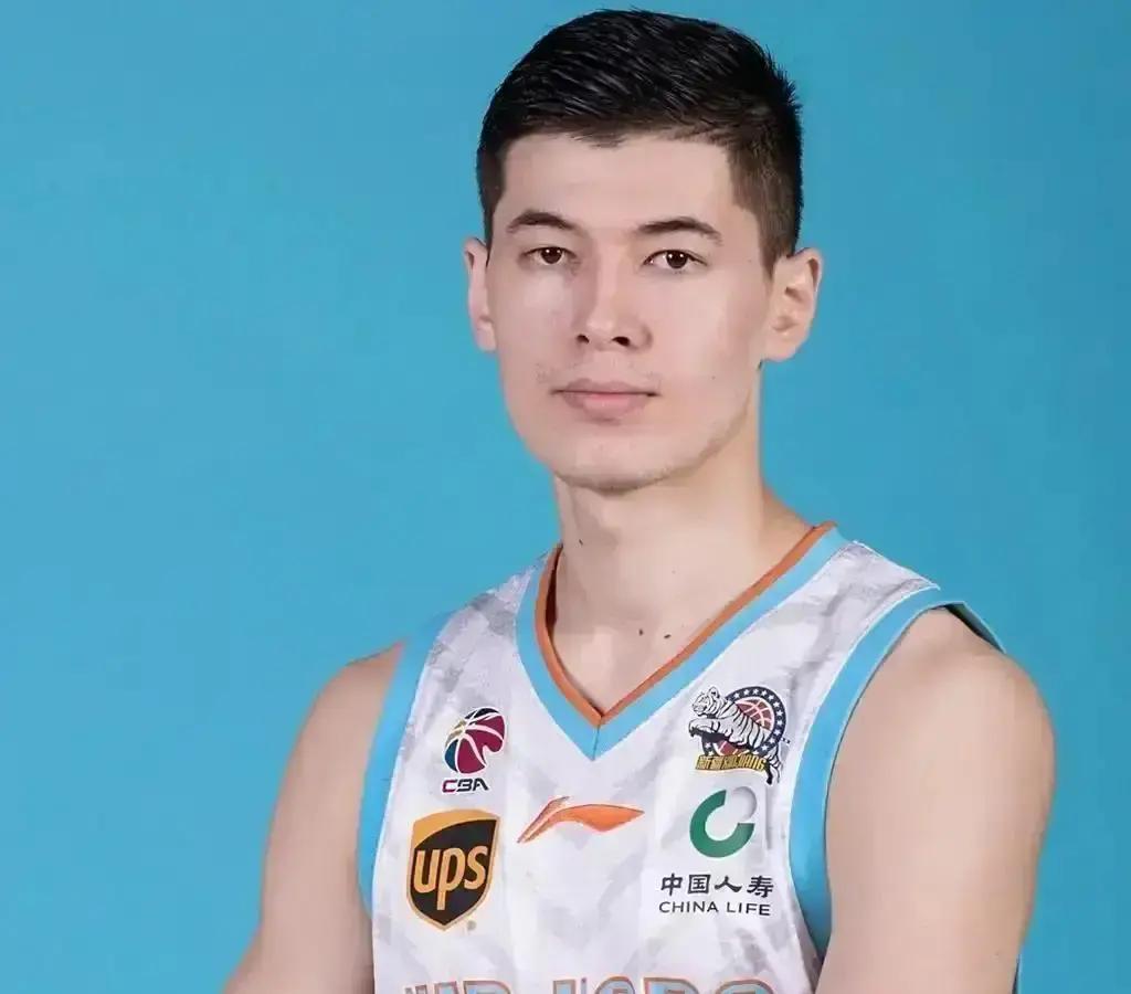 17分钟到35分钟，新疆队直接把钥匙塞他手里上场时间翻倍，球权从第五冲到第