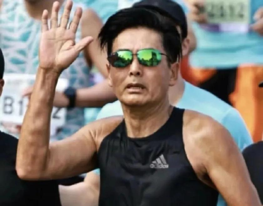 老法拉利也经不起这样跑啊，看看周润发的手臂，好吓人。总觉得他的运动过量了，还