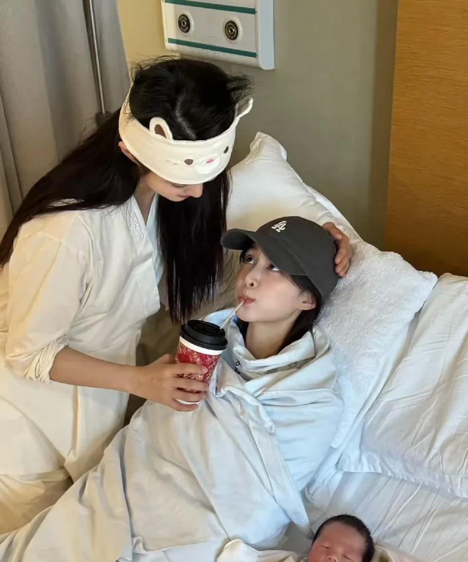 没人跟我说生孩子这么忙吖！刚喂完一个另一个又饿哭了，妈妈我呀！忙鼠咯！[呲牙笑][