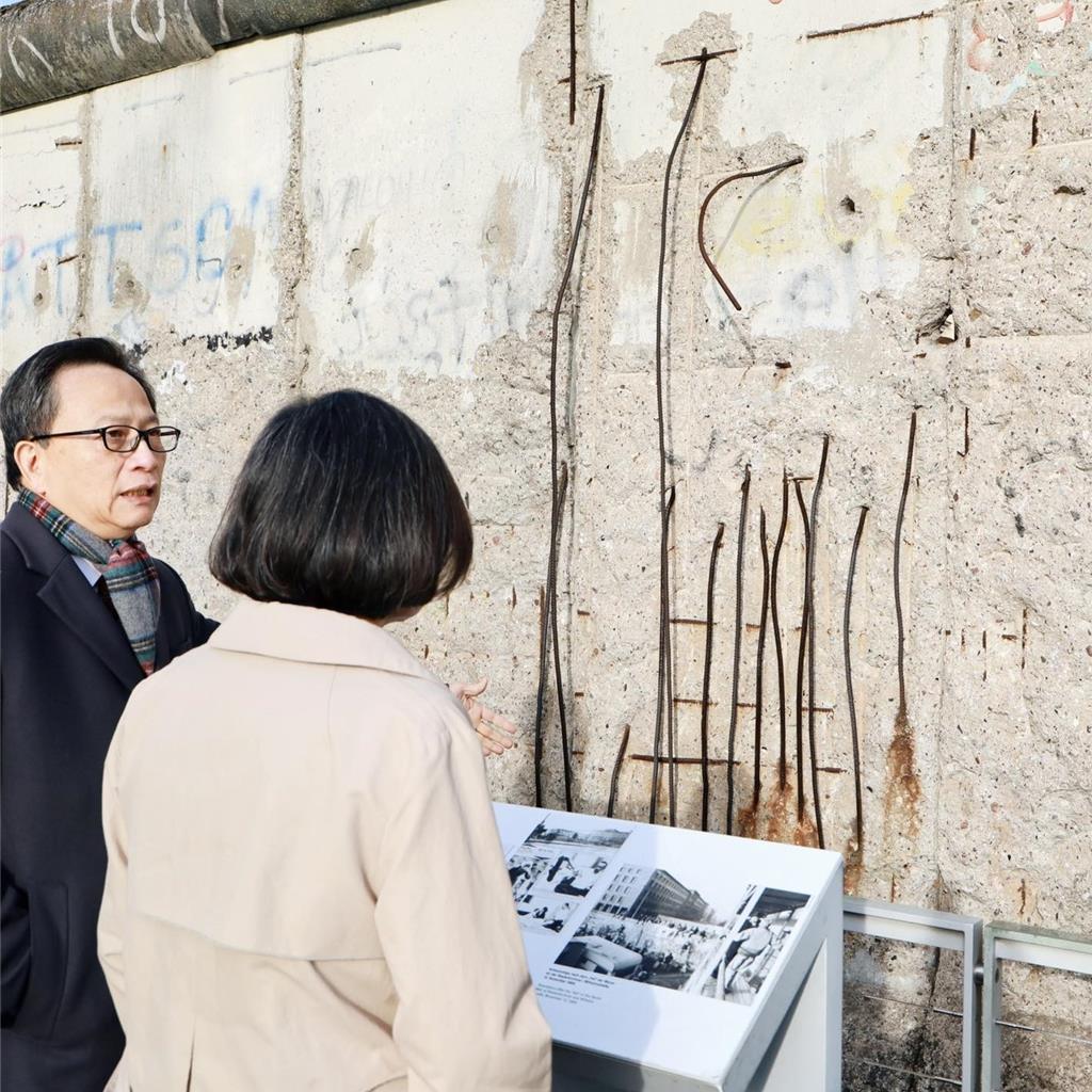 蔡英文窜访柏林墙散播两国论蔡英文访欧行程前往昔日柏林围牆，她今天在脸书表