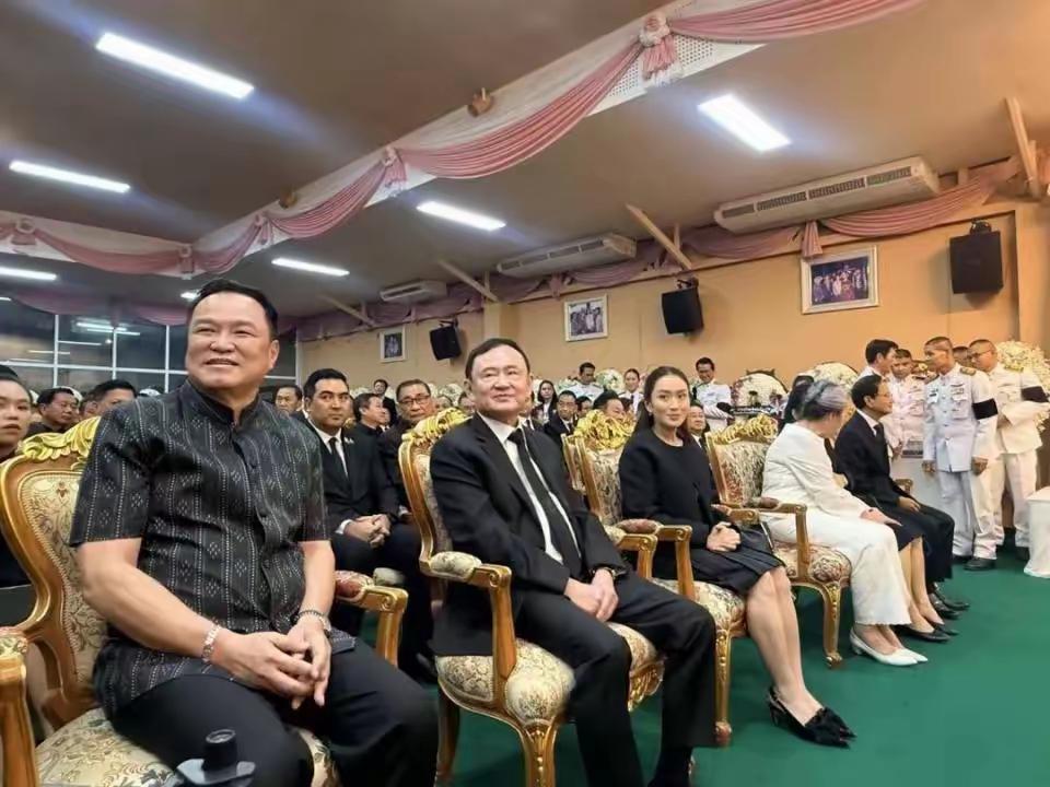 泰国三任总理同框，阿努廷在出席曼谷的一次活动时，面对前总理他信表现的很是客气，礼