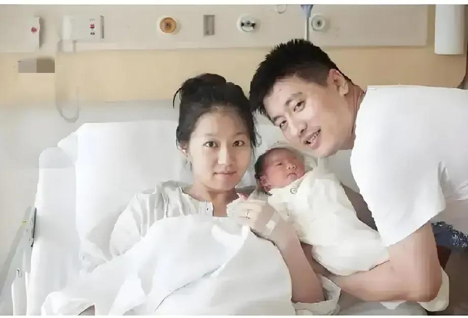 张姩菡（nianhan），才10岁，她的爸爸张雪峰就离开了，张雪峰曾说过留给女