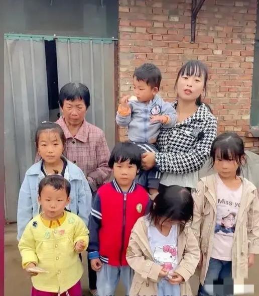 2021年河南，朱大哥维修拖拉机意外丧命，妻子不堪重压撒手离家。弟媳心软接走五