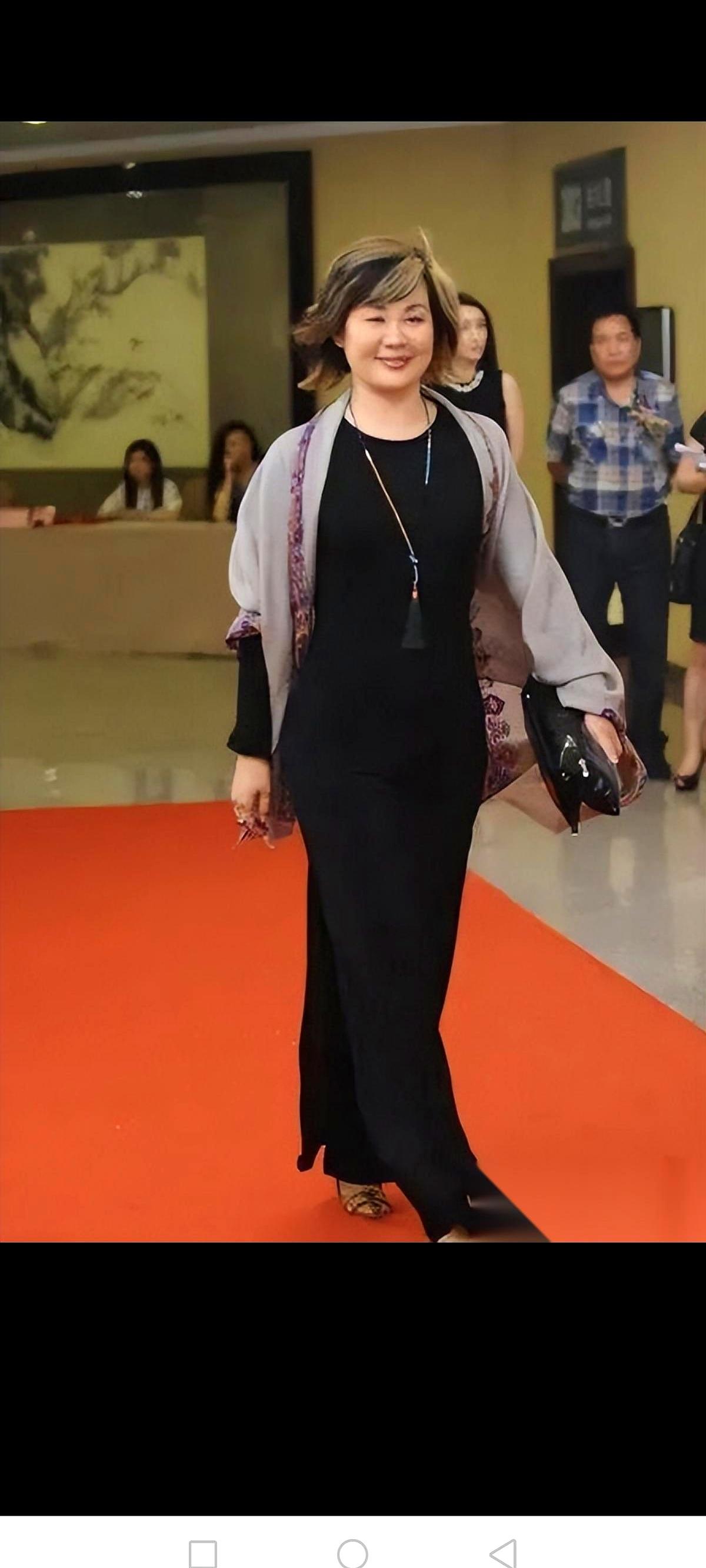 一头银发，竟让现场安静了几拍。最近，丛珊在一次活动与友人小聚时露面，金丝框一戴