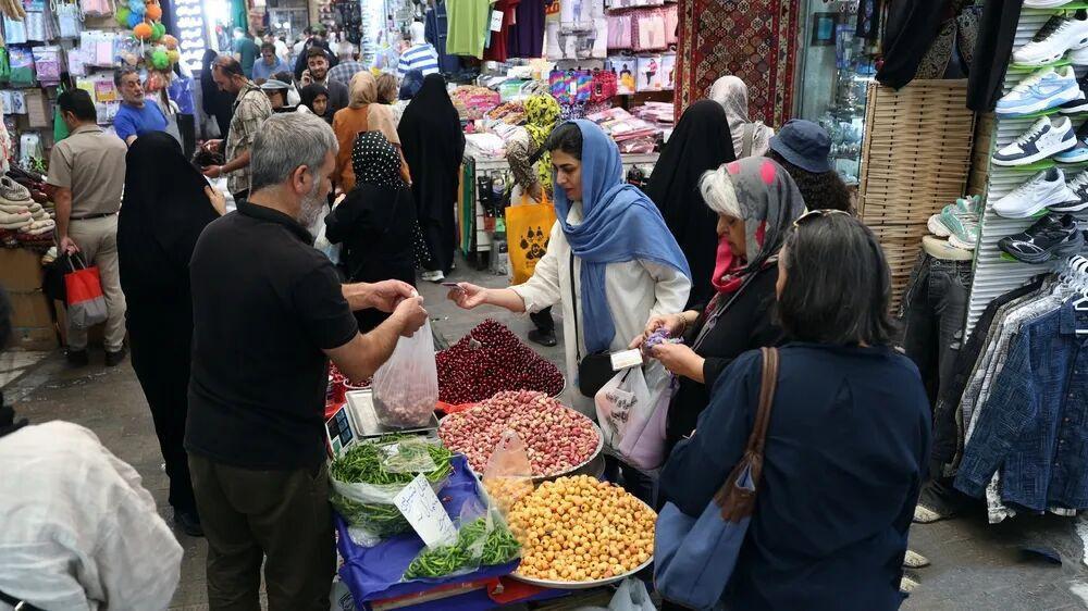 大家天天说美元收割全世界，伊朗今天告诉你，什么才叫收割。2025年，伊朗经济深陷