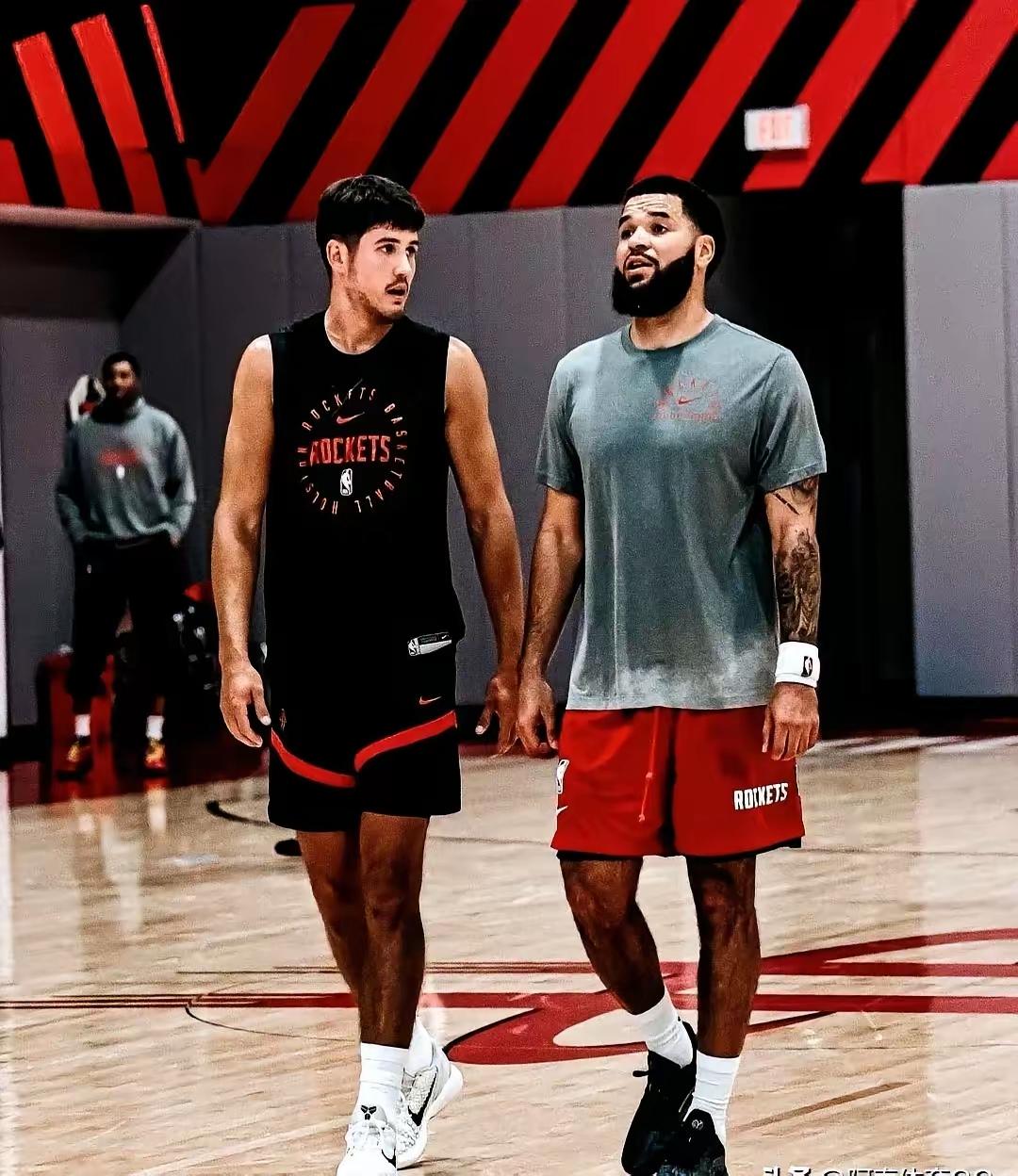 范弗里特并未闲着，全力帮助谢泼德特训三分范弗里特赛季报销，但是并未闲着，而是