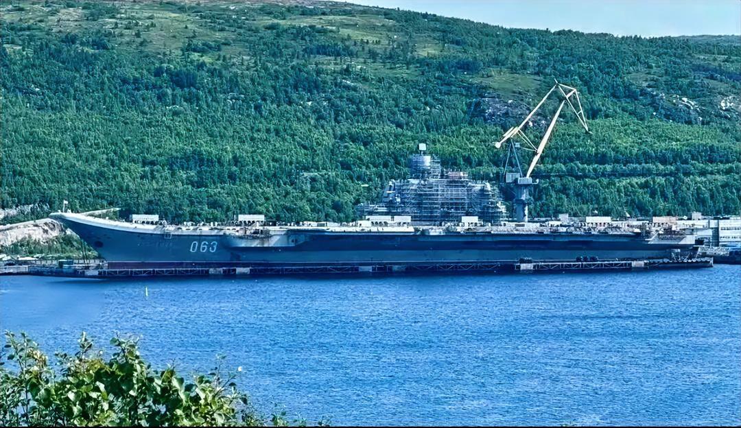 俄罗斯航母“库兹涅佐夫”号现在仍在摩尔曼斯克第35造船厂码头维修，在低速推进中。