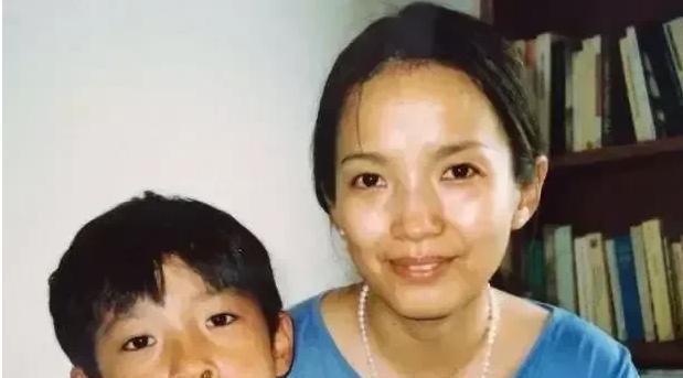 1988年，张丰毅花了50块钱娶了吕丽萍，三年后在争吵中打了吕丽萍一巴掌，吕丽萍